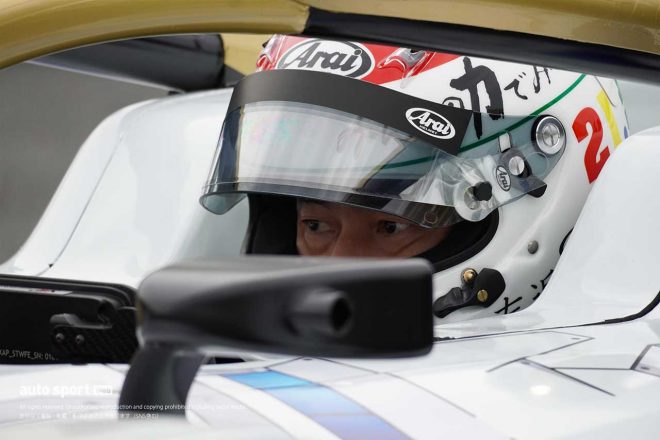 フォーミュラE GEN2カーのステアリングを握る山本左近議員