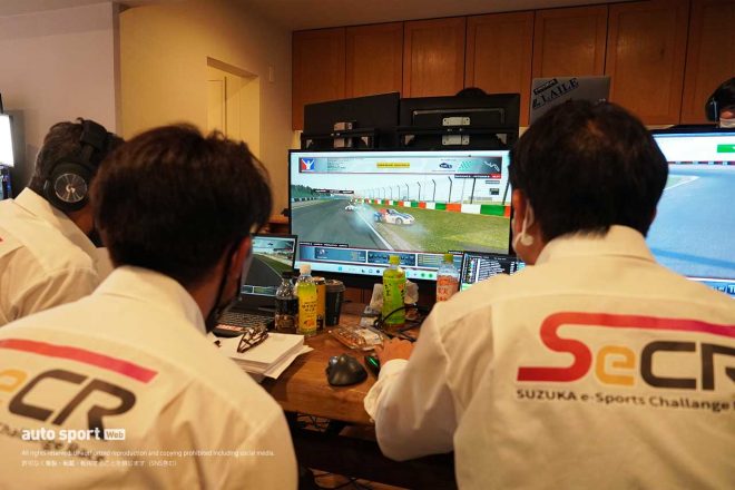 レース中もさまざまな角度からリプレイ映像を確認するSeCRの競技委員会