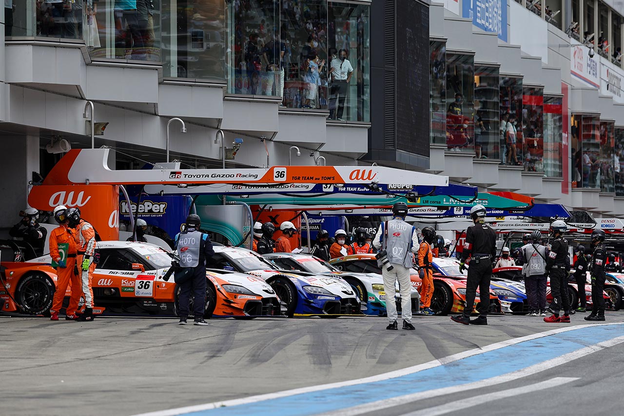 2022年スーパーGT第4戦富士　ピットでのGRスープラ勢