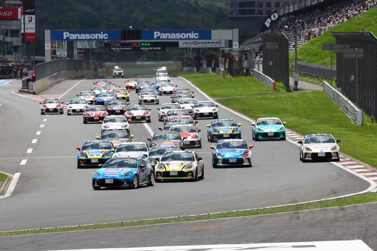 富士スピードウェイで行われた2022年TGR GR86/BRZ Cup第1大会のプロフェッショナルシリーズスタート