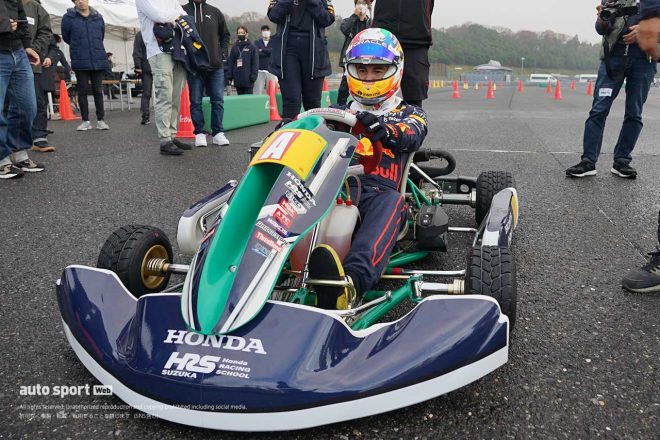 HRS-Kのスクール生用のレーシングカートに乗り込んだセルジオ・ペレス（レッドブル）