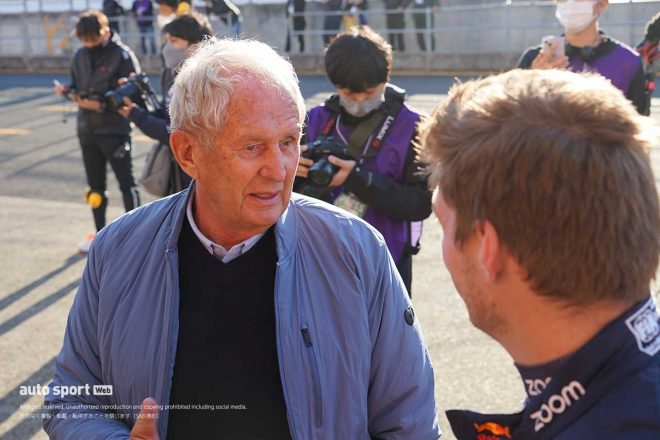 マックス・フェルスタッペン（レッドブル）と言葉をかわすヘルムート・マルコ
