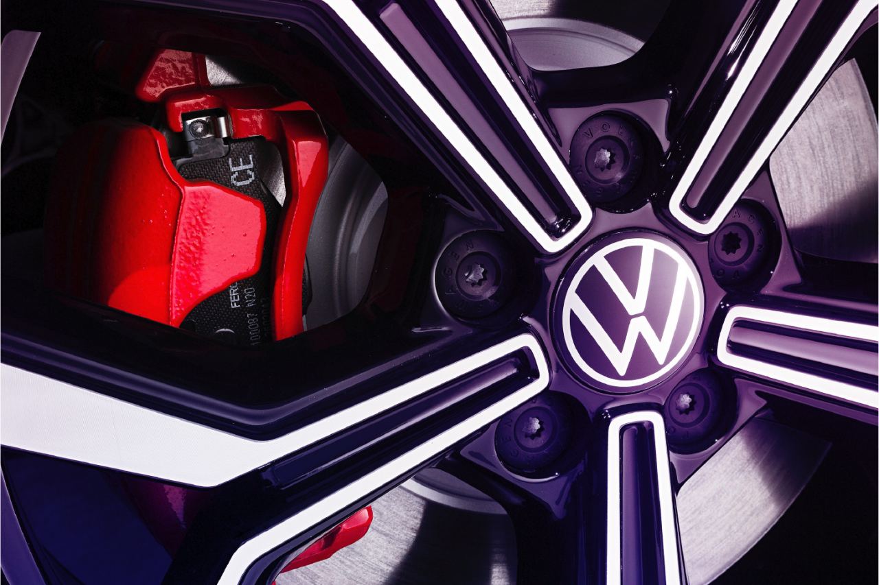 コーナリング時にトラクション性能を最適化する電子制御式ディファレンシャルロック"XDS"や、レッドブレーキキャリパーも採用する