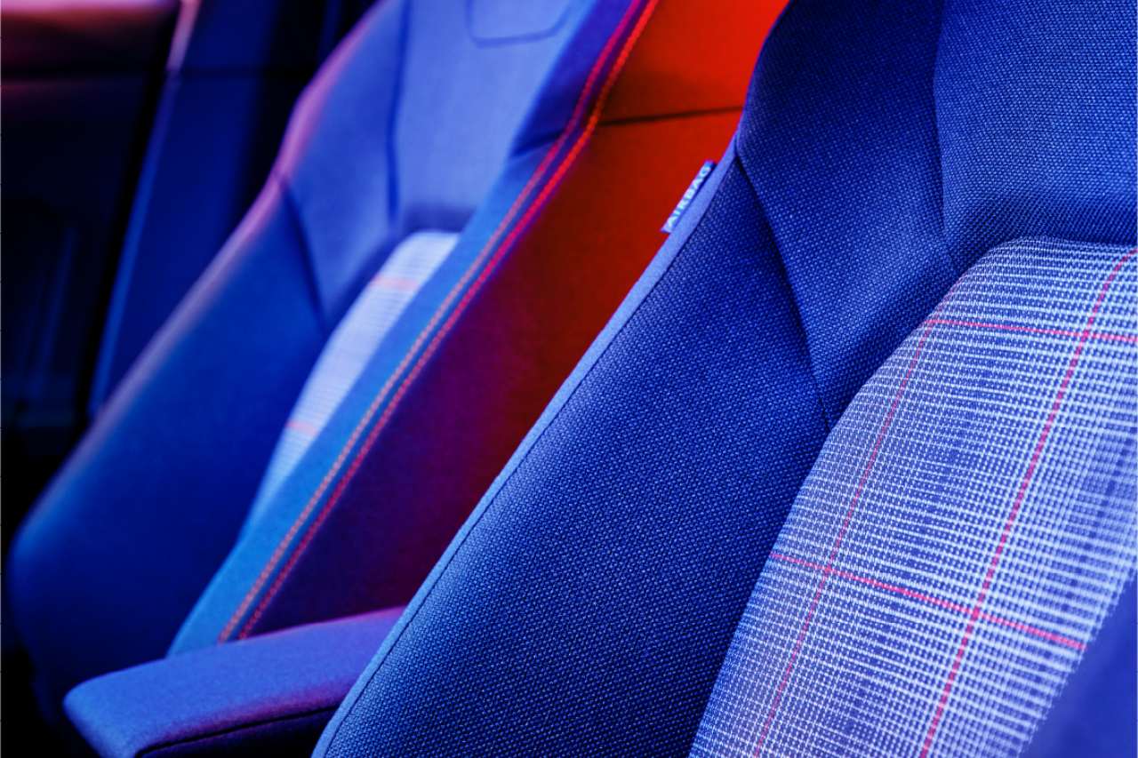 シートも同様に伝統のチェック柄を配したファブリックのトップスポーツシートを採用する