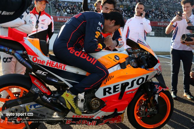 MotoGPマシンに跨るセルジオ・ペレス、マルク・マルケス