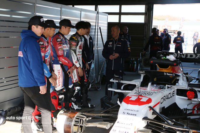 F1マシンの説明を受ける二輪ライダーたち