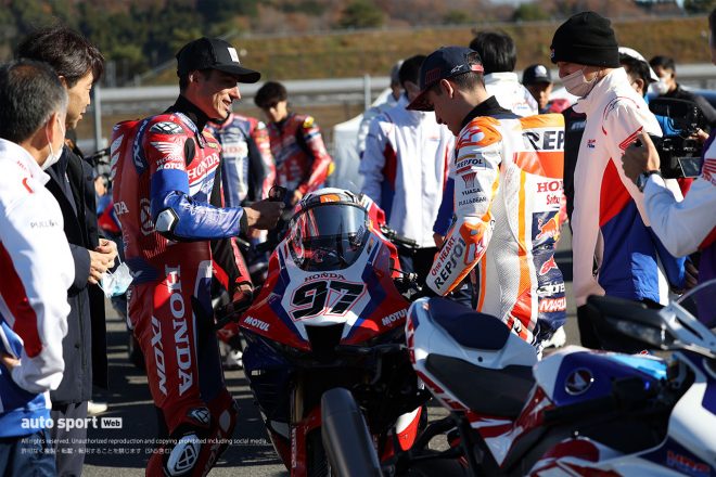 チャビ・ビエルゲのSBKマシンのクラッチを確かめるMotoGPライダーのマルク・マルケス