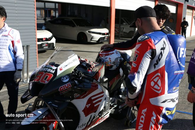 MotoGPマシンを眺めるEWC王者マイク・ディ・メリオ