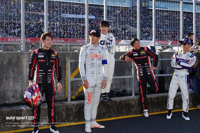 スーパーGTx市販車混合レースを制したチームブルーのメンバーたち