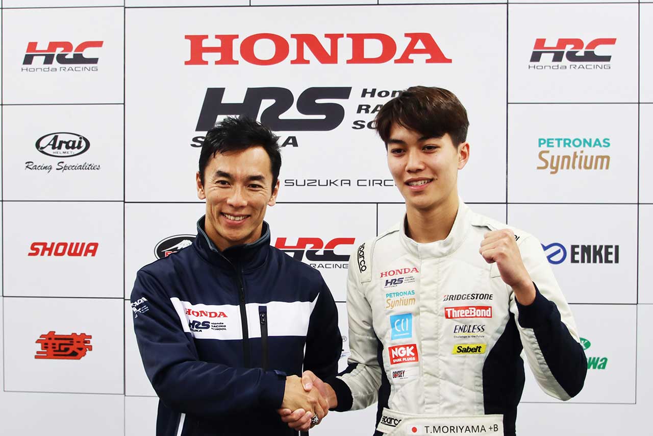 2022年度HRS-Suzukaフォーミュラクラスのスカラシップを獲得した森山冬星とHRS-Suzukaの佐藤琢磨プリンシパル