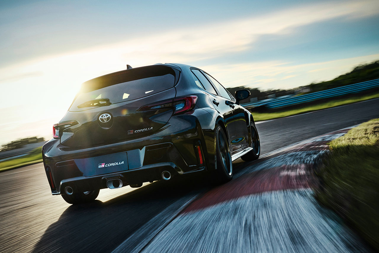 トヨタGRカローラRZ（プレシャスブラックパール）