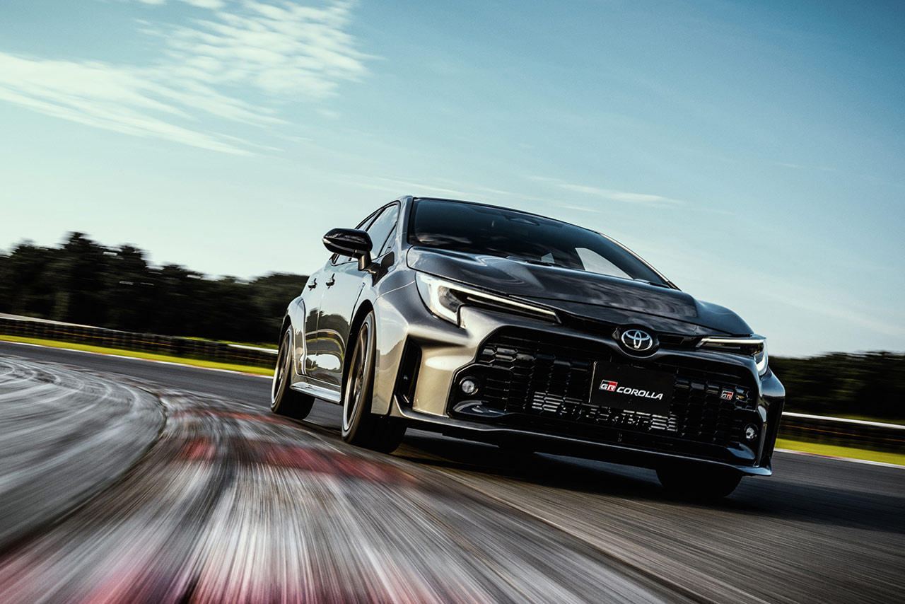 トヨタGRカローラRZ（プレシャスメタル）