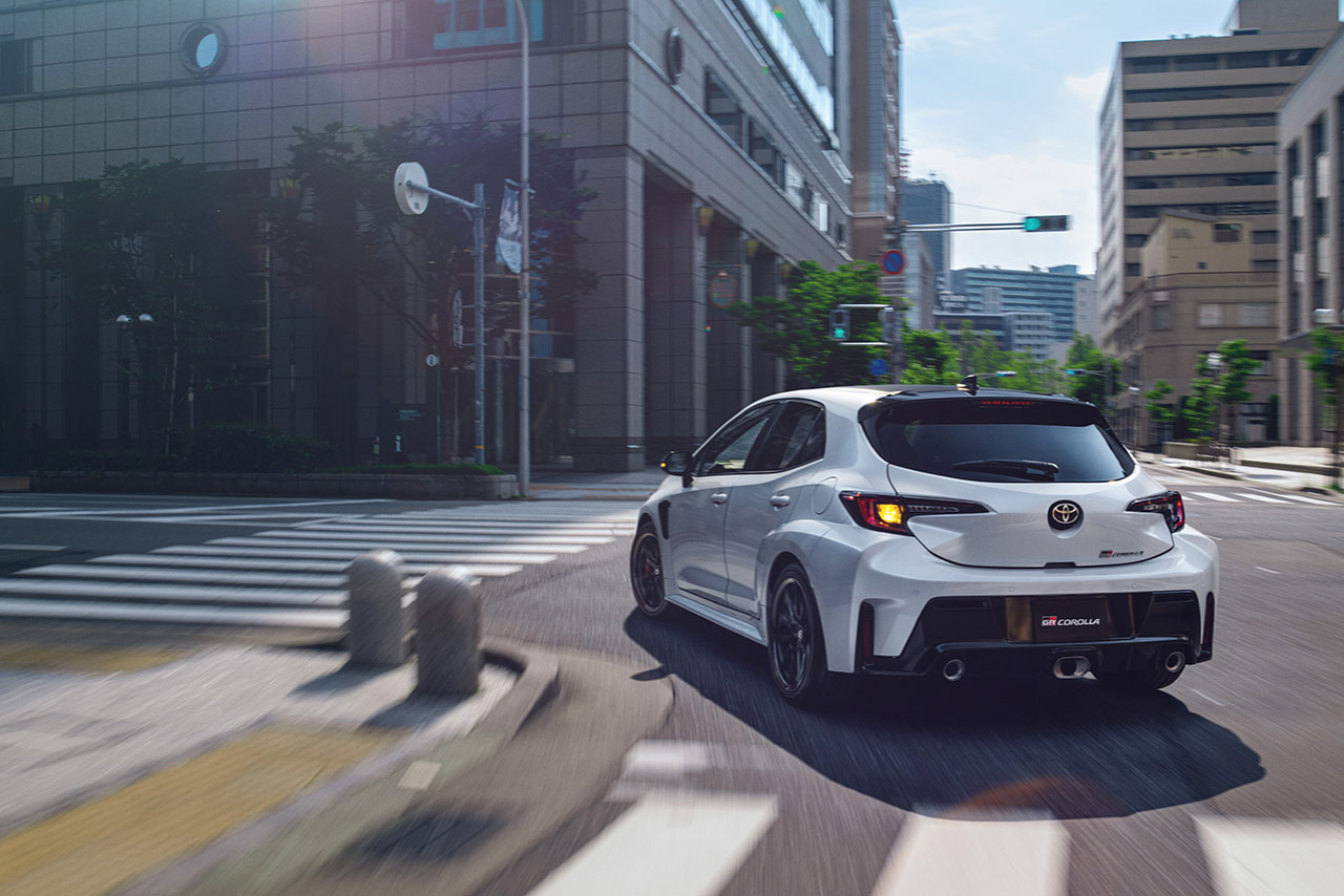 トヨタGRカローラRZ（プラチナホワイトパールマイカ）