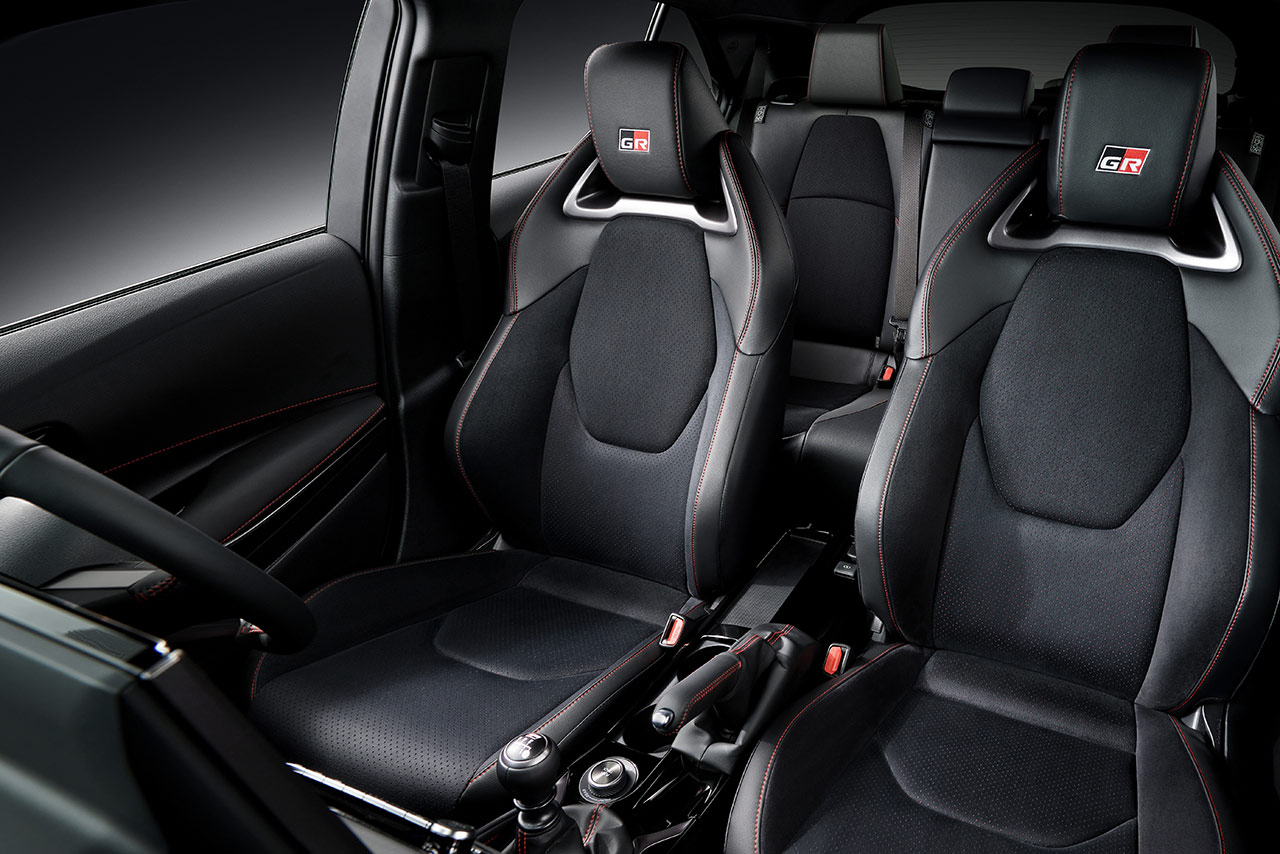 トヨタGRカローラRZ（内装色：ブラック×レッド）