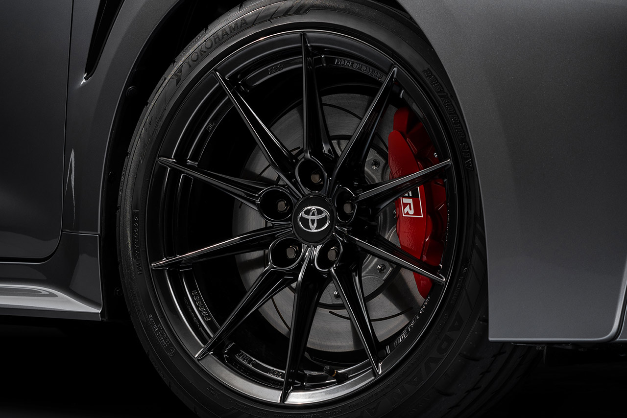トヨタGRカローラRZ：235／40R18タイヤ＆アルミホイール