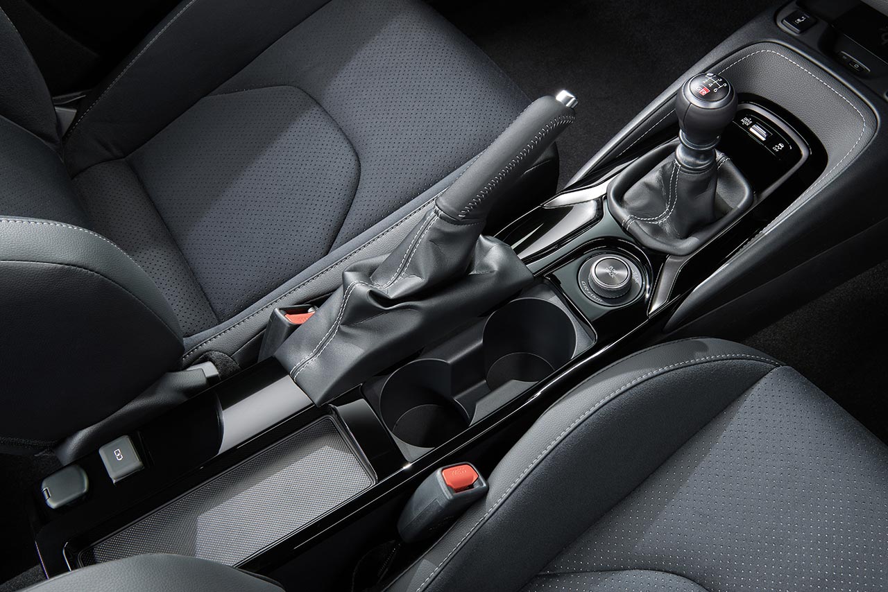 トヨタGRカローラRZ：ステッチ付合成皮革巻きセンターコンソール