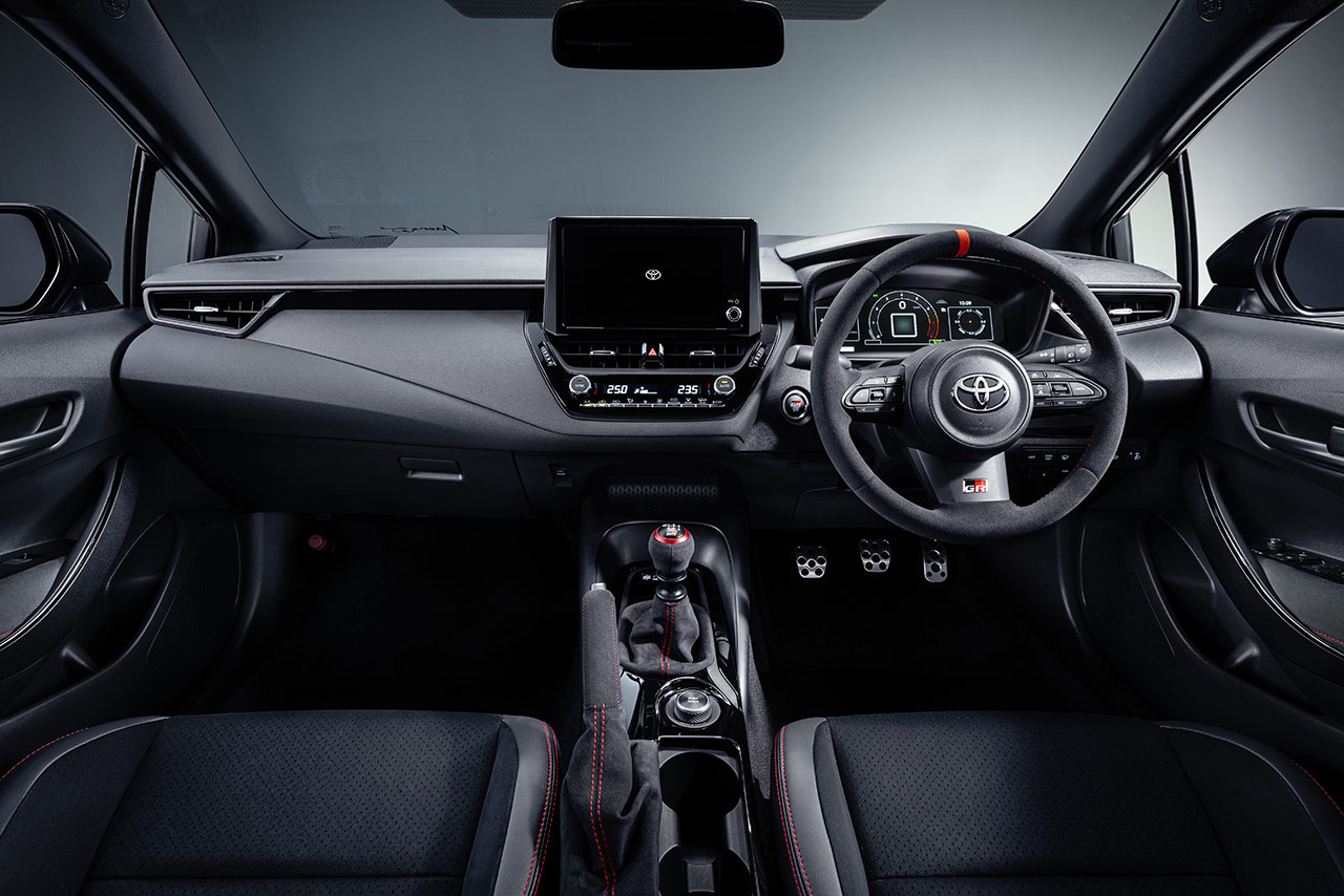 トヨタGRカローラ“モリゾウエディション”（内装色：ブラック×レッド）