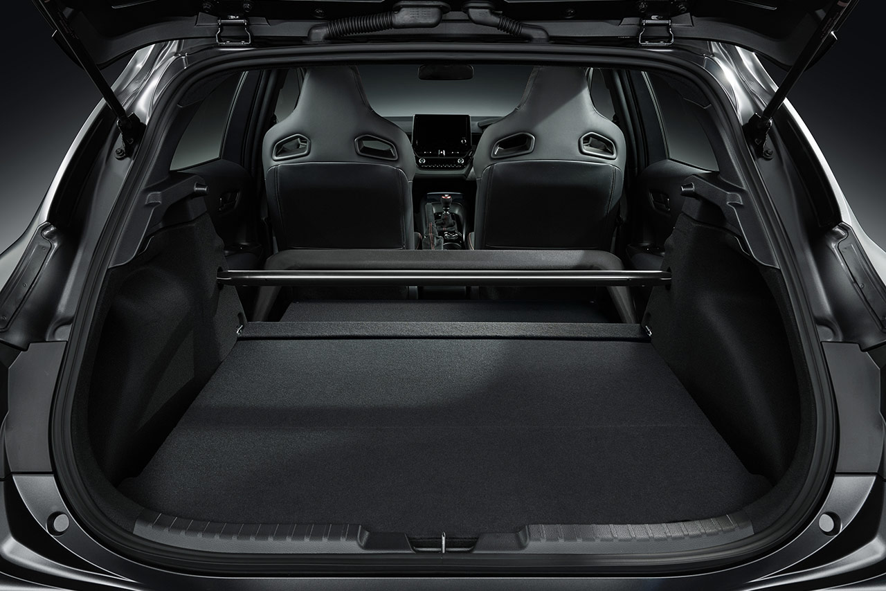 トヨタGRカローラ“モリゾウエディション”（内装色：ブラック×レッド）