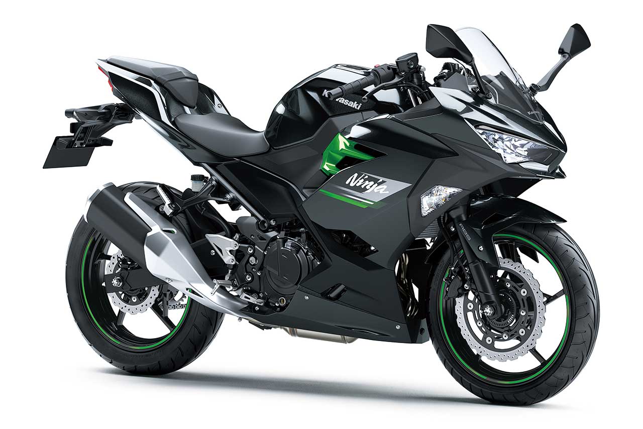 2023年モデルのNinja 250（メタリックカーボングレー×メタリックマットカーボングレー）