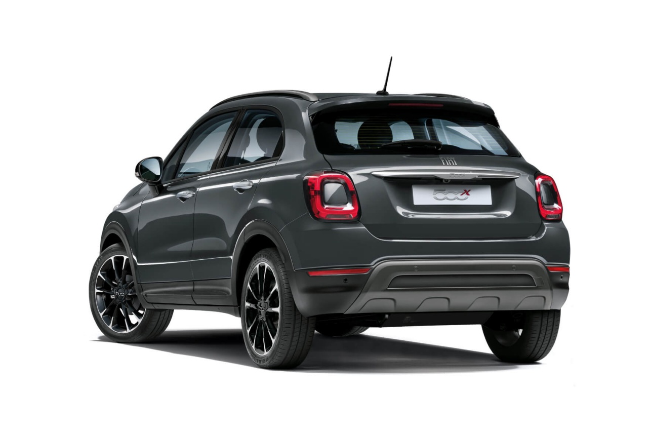 おなじみだったフィアットのロゴが従来の円形フレームからシンプルなシルバーのレタリングに変更された