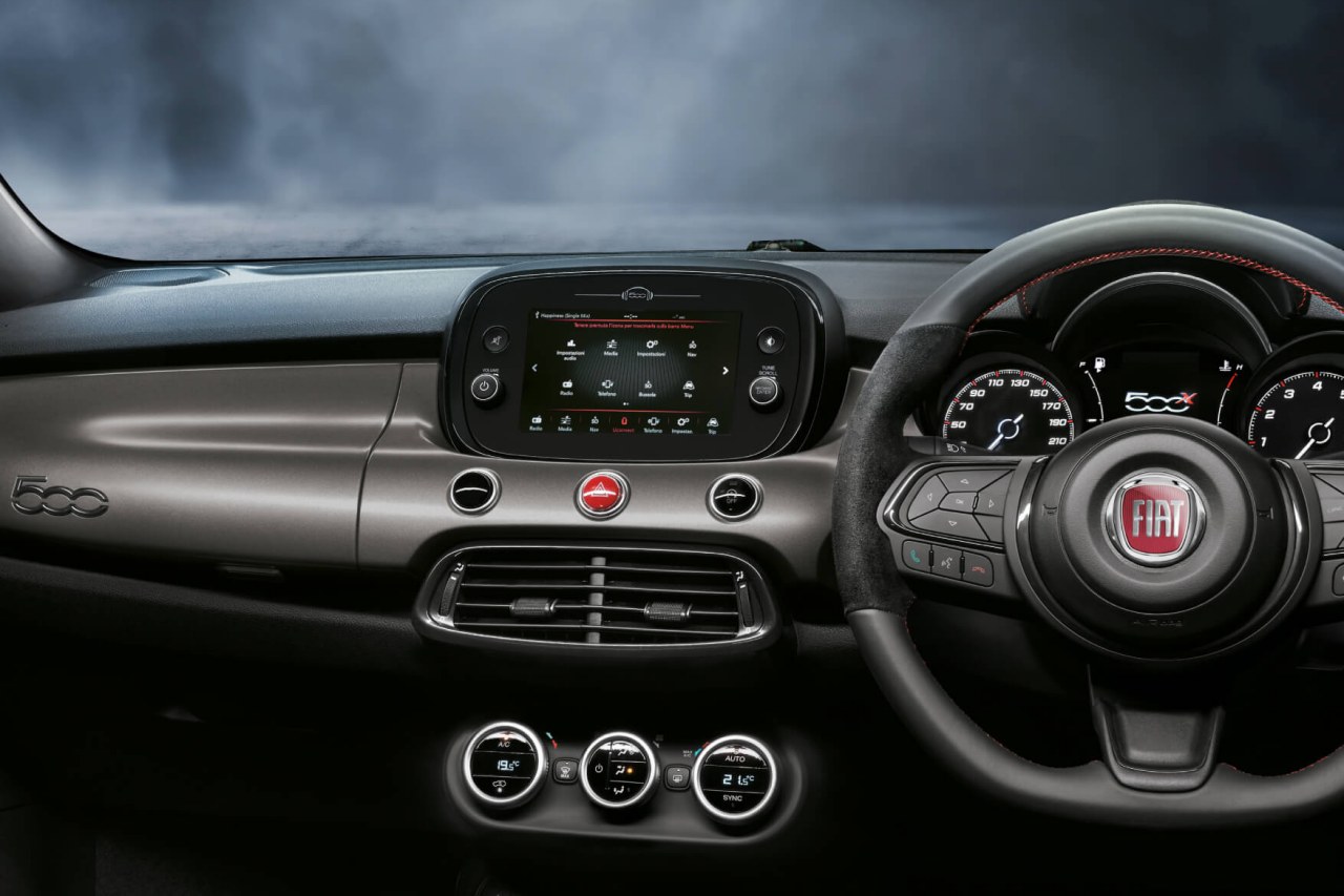 両モデルともにオーディオの操作や電話の受話をはじめ多くの機能が手元で操作可能なレザーステアリングホイールを採用する