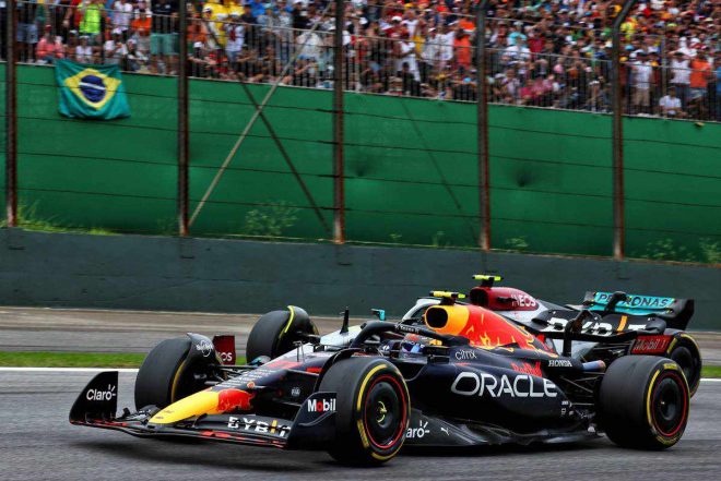 2022年F1第21戦ブラジルGP　セルジオ・ペレス（レッドブル）とルイス・ハミルトン（メルセデス）のバトル