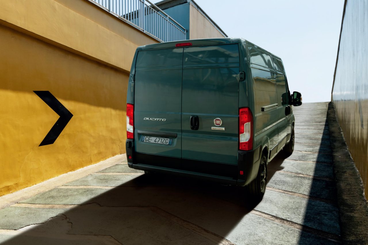 標準となる“L2H2”のみ全長5413mm、ホイールベースが3450mmとなり、最大積載重量は1645kgに。全長5998mm、ホイールベース4035mmの“L3H2”と、全高240mmアップの“L3H3”は最大積載重量が1540kgとなっている