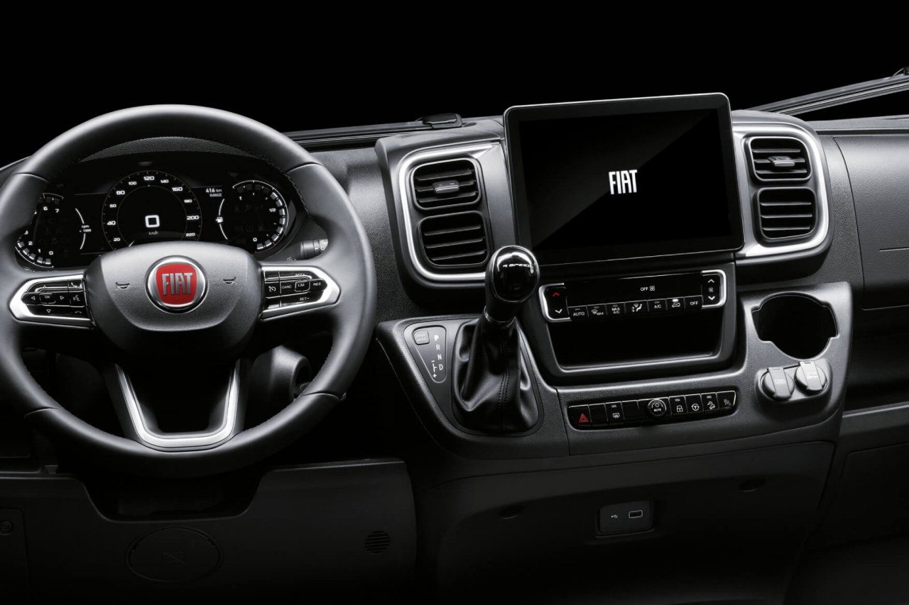 第3世代モデル後期型として、デザインが見直されたダッシュボードとステアリングホイール、新しいシフトレバーなど現代的な仕立てとなっている