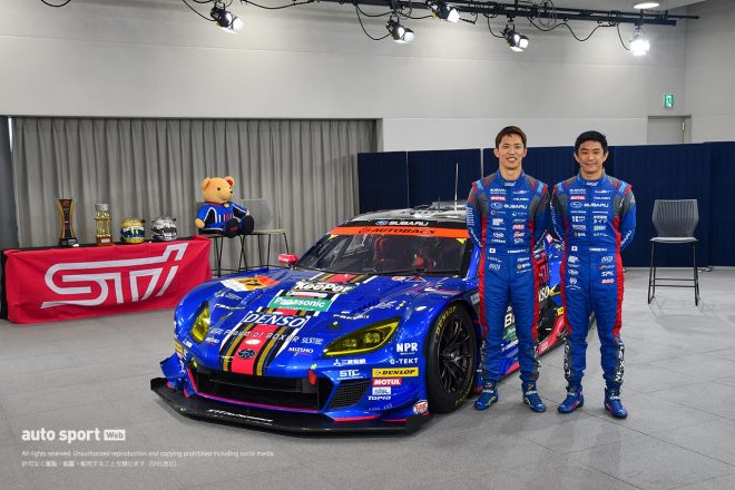 SUBARU BRZ R&D SPORTと井口卓人／山内英輝。この日はニュルブルクリンク用のスーツで走行した。