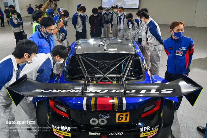 SUBARU BRZ R&D SPORTを社員たちが興味深く観察するシーンも