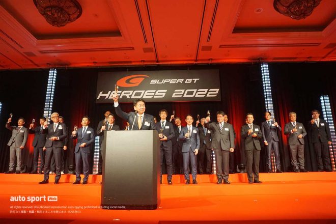 乾杯のあいさつを行うオートバックスセブン取締役会長の小林喜夫巳氏