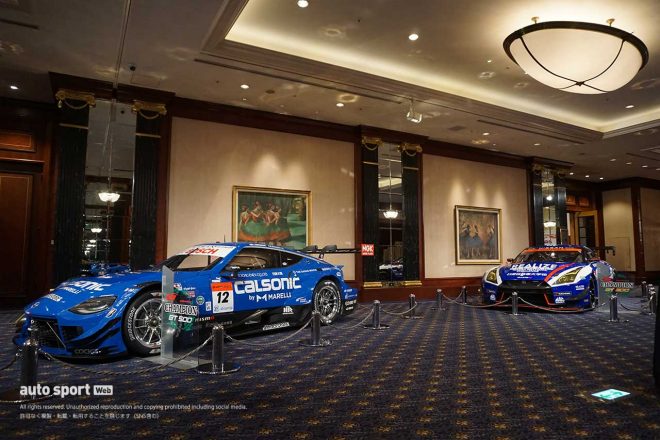 会場の外に展示されたカルソニック IMPUL Zとリアライズ日産メカニックチャレンジ GT-R