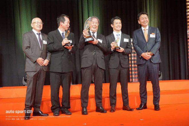 2022年SUPER GT HEROES　GT500のトロフィーを受け取ったNDDP RACINGの島田次郎監督、TEAM IMPULの星野一義監督、TEAM KUNIMITSUの山本尚貴