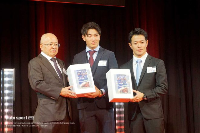 GTA坂東正明代表から伊勢海老を贈られた牧野任祐と山本尚貴