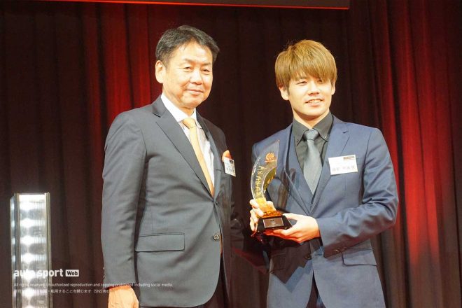 オートバックス賞のトロフィーを受け取った高星明誠