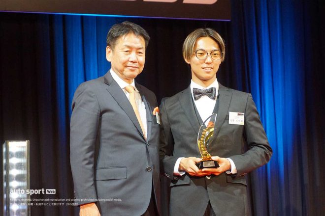オートバックス賞のトロフィーを受け取った大草りき