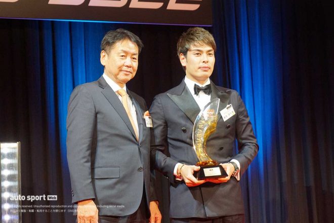 オートバックス賞のトロフィーを受け取った藤波清斗