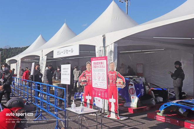 グランドスタンド裏で行われているガレージセールのブース