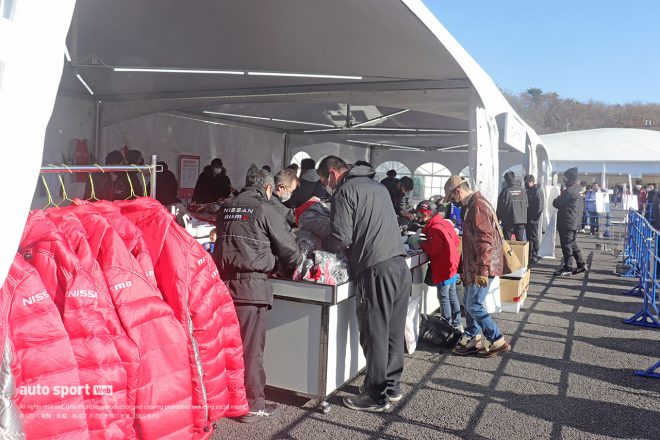 ガレージセールで買い物を楽しむファンたち