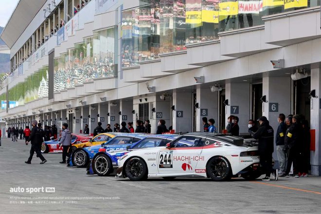 走行に向けてピットレーンで待機するニッサンZのレーシングマシンたち