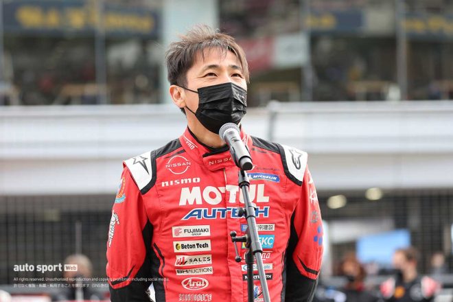 ニスモフェスティバル2022に参加するドライバーを代表してあいさつを行う松田次生