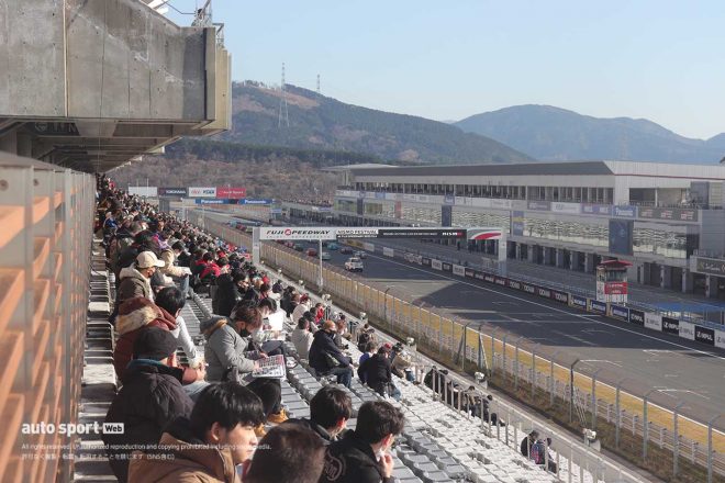 グランドスタンドには早朝から多くのファンが集った