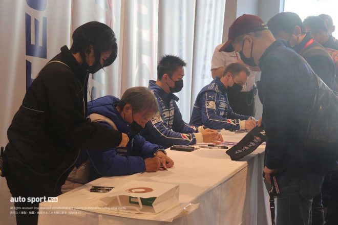 ファンにサインを行うスーパーGT GT500チャンピオンのベルトラン・バゲット、平峰一貴、星野一義監督（TEAM IMPUL）