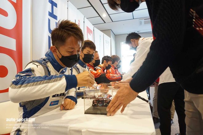 ファンにサインを行う平手晃平