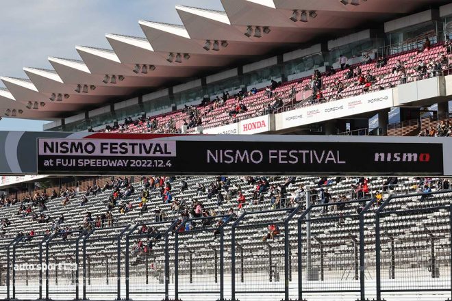 ホームストレートの電光掲示板に表示されたニスモフェスティバル2022の文字