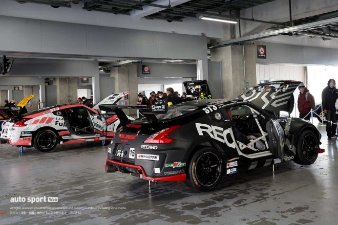 ピットガレージ内のマシン展示の様子