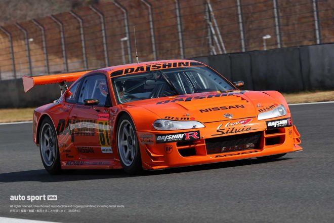 ウォームアップ走行を行うDAISHIN ADVAN SILVIA