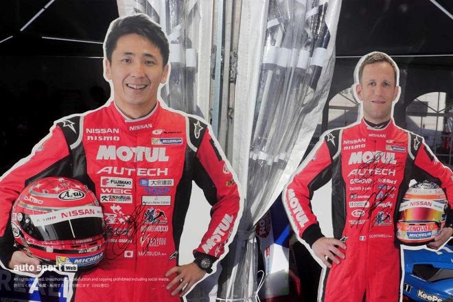 松田次生とロニー・クインタレッリのサイン入りドライバーボード