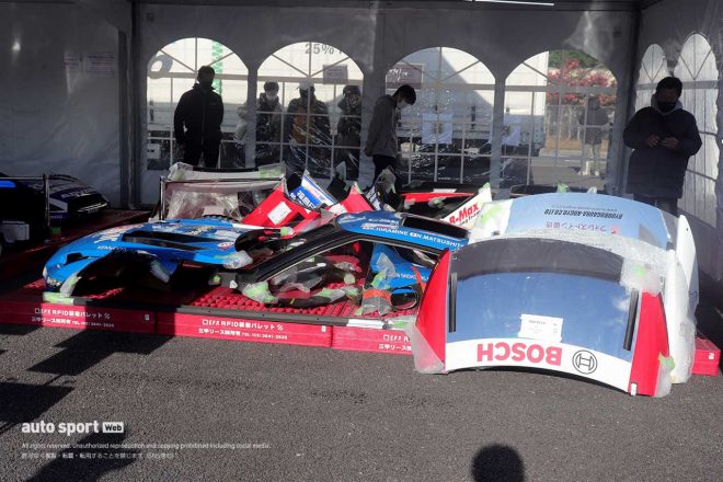 ガレージセールのブースで販売されているニッサンGT-RニスモGT500のパーツ