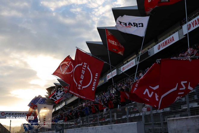 チャンピオンたちへの花束贈呈ではグランドスタンドでニッサン応援旗も振られた